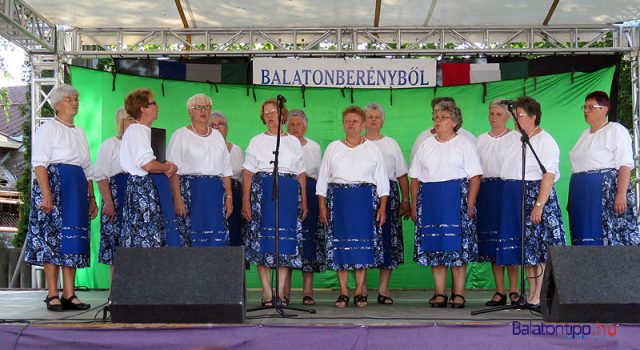 A Kéthelyi Asszonykórus csárdásokat énekelt