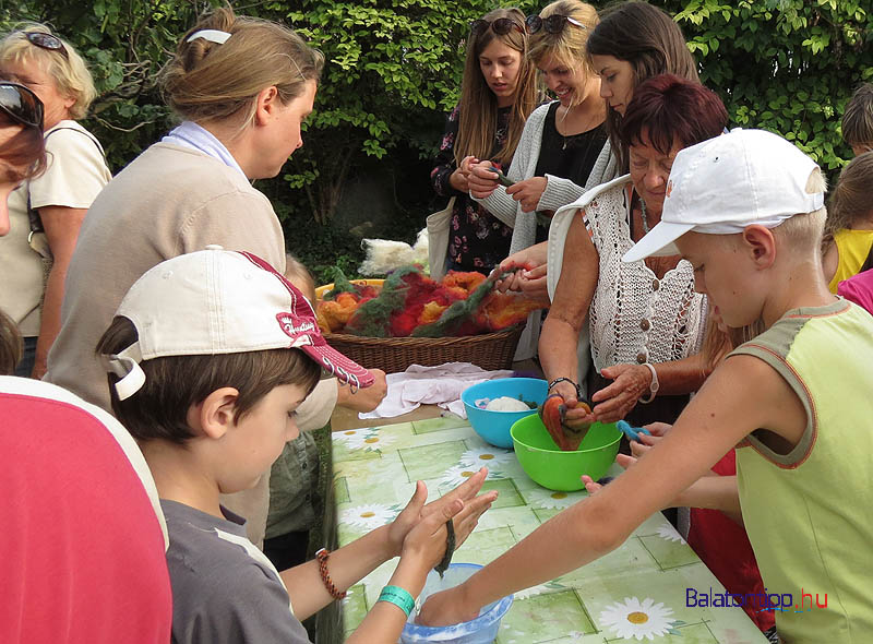 Kezmuves-folalkozas-Tihanyi-visszhangfesztival-balatontipp-gyorffya