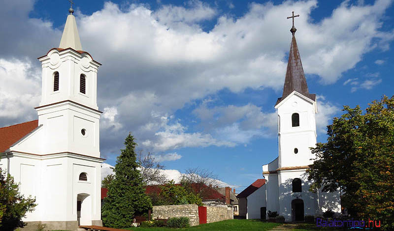 A koncerteket a két templomban, vagy a köztük lévő téren tartják