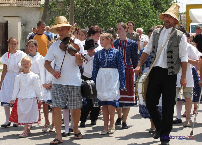 Vonulos-tanc-kiscsoszi-pajtafesztival-balatontipp-gyorffya