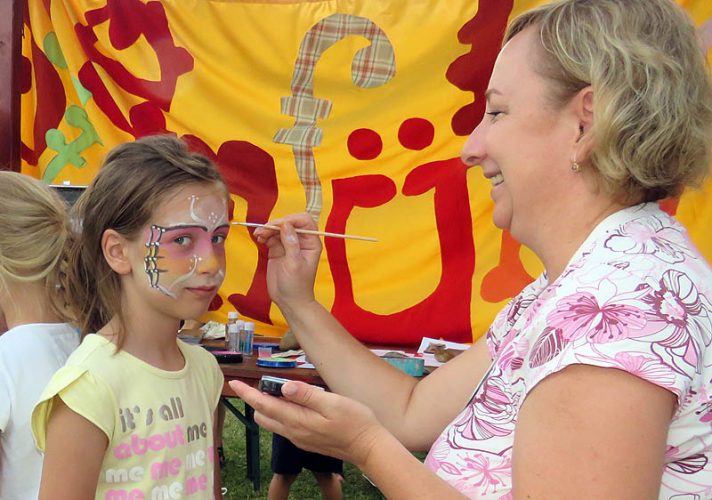 Zámolyi Andrea, a keszthelyi Szemfüles Egyesület a Gyermekekért tagja éppen pillangóvá festi Zelma arcát