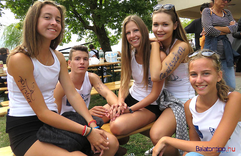 A lányok többségében a VVEB Capásszám tagjai - Holovits Emőke (balról), Balassai Boldizsár, Rituper Júlia, Kovács Fanni, Horváth Szimonetta