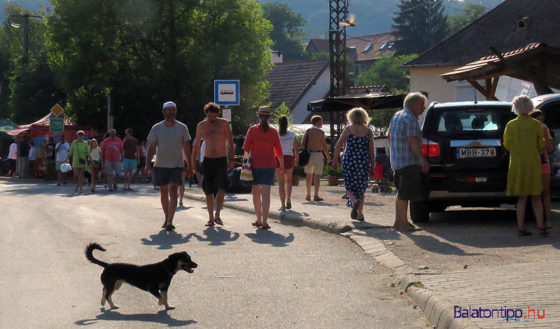 Egy ritka csendes pillanat a kapolcsi "főtérről"