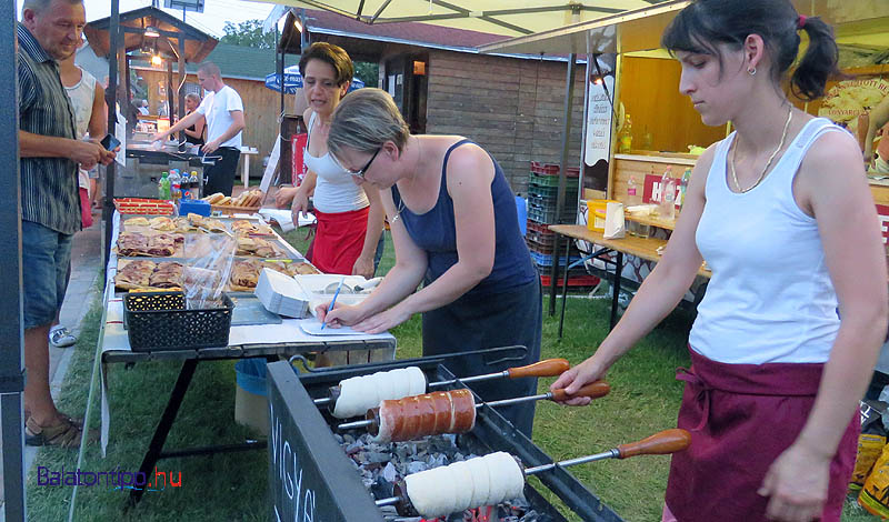 Zsíros kenyér, langalló, saslik, grillezett kolbász és hús, valamint kürtőskalács szerepelt több más mellett a lacikonyhák menüjében