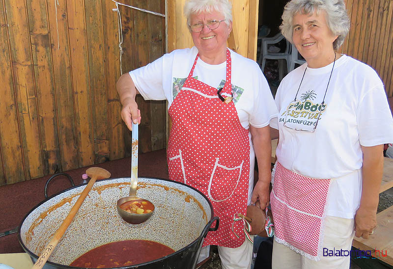 Ketten a sok segítő közül - Weisz Ferencné Mancika és Szanyi Józsefné Lenke a fellépőknek és nagycétényi vendéknek főzött 150 adag hagyományos gulyáslevest