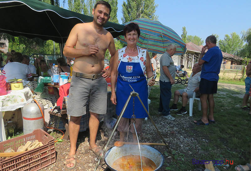 Hajdú Zoltán és Somogyi Kálmánné kétféle ételt is fözött, hogy rokonok, barátok mindannyian találjank maguknak megfelelőt - Ez éppen a birkapörköltes bogrács, egy másikban pedig babgulyást készítettek 