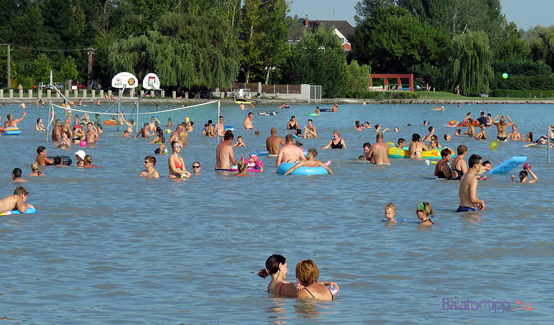 Balatonkenese-Vak_Bottyan-strand-vizben-balatontipp-gyorffya