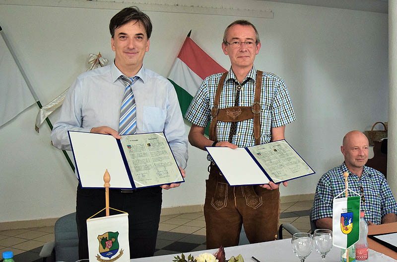 Bíró Róbert (balról) és Walter Hubner a szerződés aláírt példányaival - Fotó: Villányi Éva