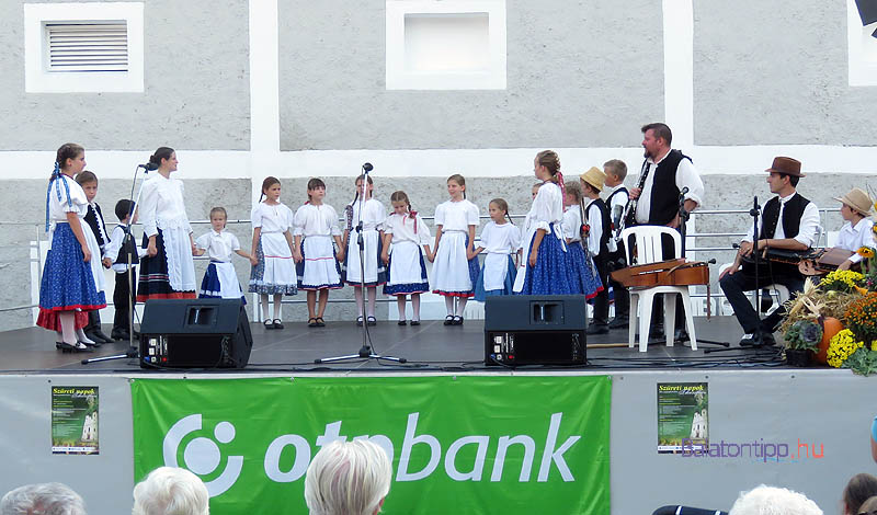 A tihanyi gyerekek és zenészek a főtéri színpadon
