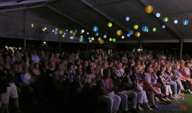 Hála a hatalmas sátornak, még a koncert alatt érkező zápor sem tudta lehűteni a hangulatot