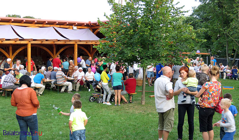 Piknikezők az első halnapon