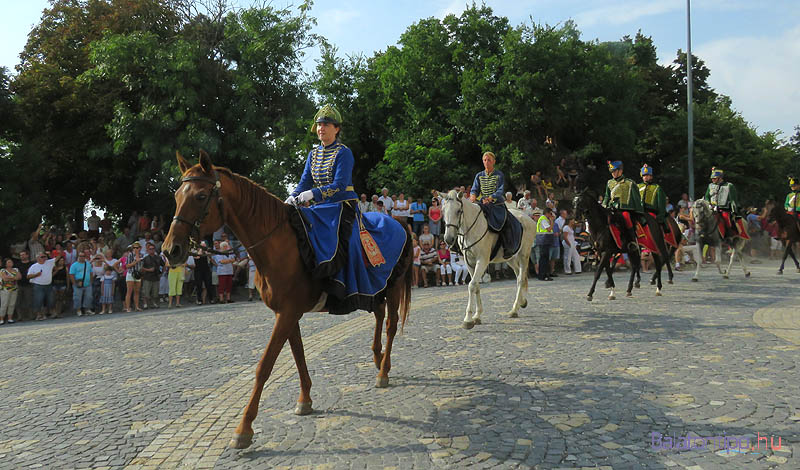 A lovasok bevonulása a templom elé 