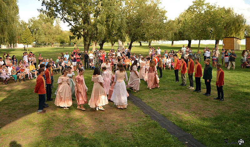 Palotás a Széchenyi park füvén - fotó Pilinszky iskola Facebook oldala