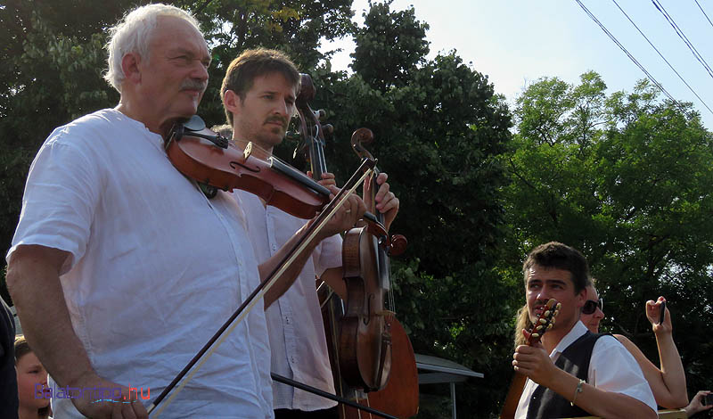 A zenei kíséretet a Re-Folk együttes adta a tánchoz