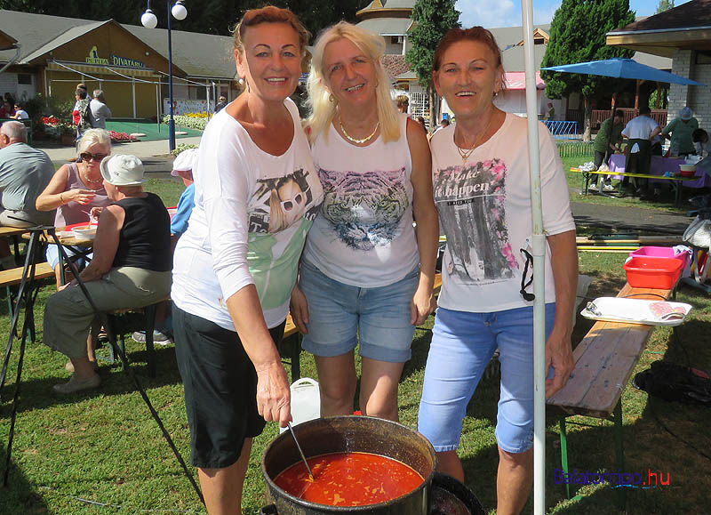 Sellő lányok - Molnár Katalin, Németh Éva, Horváth Margit - Alsóörs - Magyaros vegyes halászlé balatoni ponty, keszeg, kárász, compó - paszírozott alaplével - Hogy a halászlébe kerülő pontyszeletek szépen egyben maradjanak, a saját levükben külön főzték meg