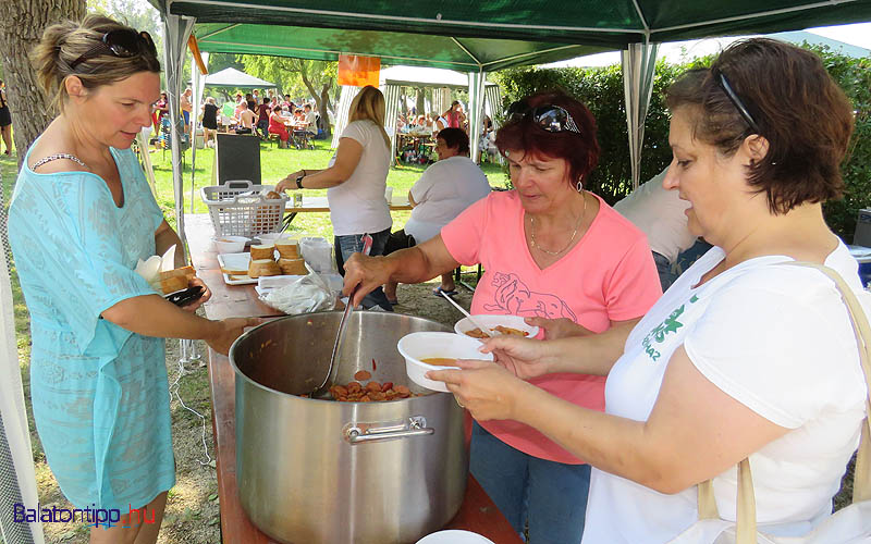 Jáger Józsefné (középen) az egyik vendéget szolgálja ki - mellette Szipliné Tarsoly Anikó, aki a paprika felszelésében segített