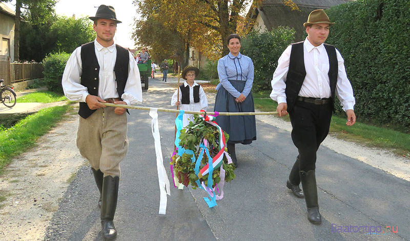 A kenesei szüreti menetet a szőlőharangot vivő legények vezették