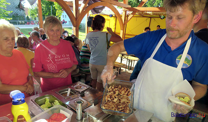 Így néznek ki a csukaburger pogácsát - mutatja Tóth László