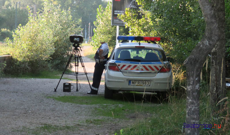 A projekt összes szereplője a vasútállomás parkolójából fényképezve