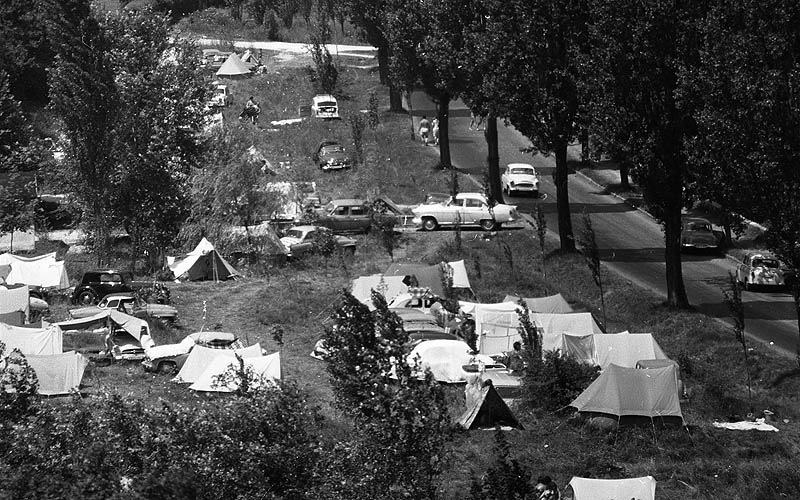 A vadkempingezők a tihanyi elágazó környékén 1972-ben - Rosta Sándor szerint a rendőröknek, munkásőröknek közösen kellett fellépni, hogy megakadályozzák a közegészségügyi gondokat