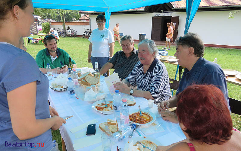 A zsűri tagjai - Hamvas Zoltán (balról zöldben), Kertész Rezső, Csukás István, Garamvölgyi László és háttal Gombos Ildikó