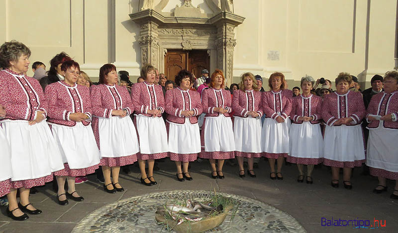 asszonykorus-halakkal-tihanyi_gardafesztival-balatontipp-gyorffya