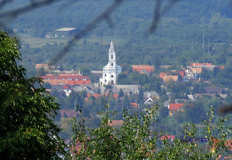 Aszófő a katolikus templommal a tihanyi Apáti-hegy oldaláról