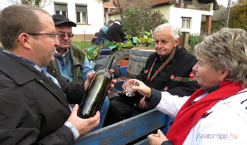 Némely kocsiról bort is kínáltak az út mellett álló nézőknek