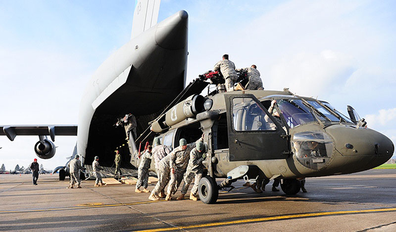 Egy 20 méter hosszú Sikorsky UH-60 Black Hawk helikoptert tuszkolnak épp egy C-17-es gyomrába - Fotó: USAREUR - Daniel Cole