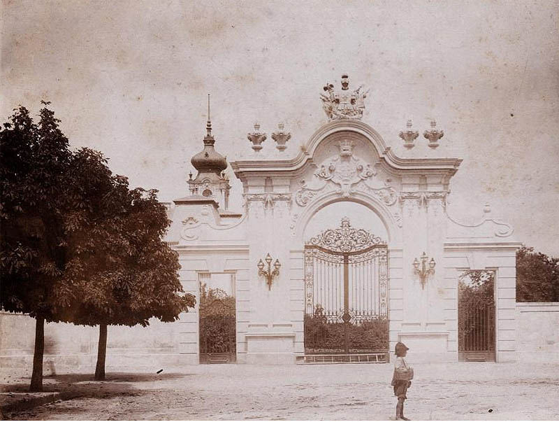 Keszthely, a Festetics-kastély kapuja - 1893 - Fortepan.hu