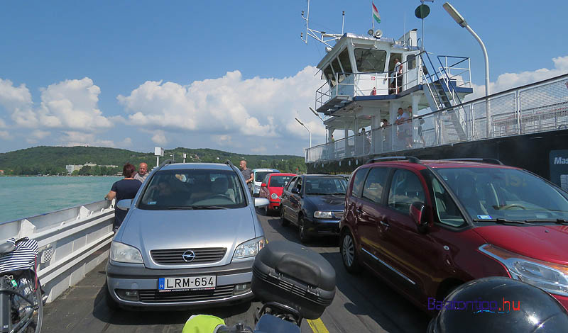 Autókkal, motorokkal zsúfolt komp - fotó: Győrffy Árpád