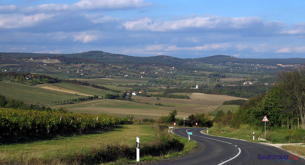 A Pécselyi-medence panorámája a Vászolyt a medencétől elválasztó Kakas-hegy hágójáról