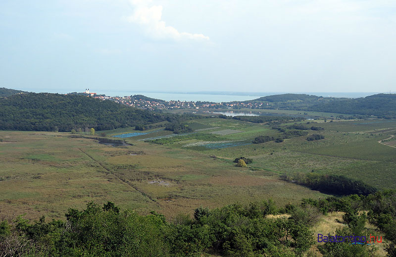 Kilátás a Belső-tó és az apátsági templom felé