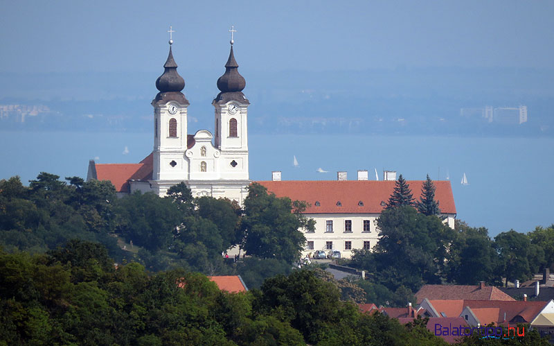 A Tihanyi Bencés Apátság az Apáti-kilátóból