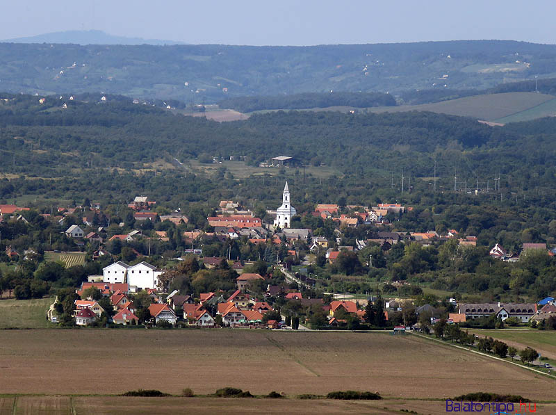 Aszófő közelebbről - fenn a távolban a Kab-hegy csúcsa