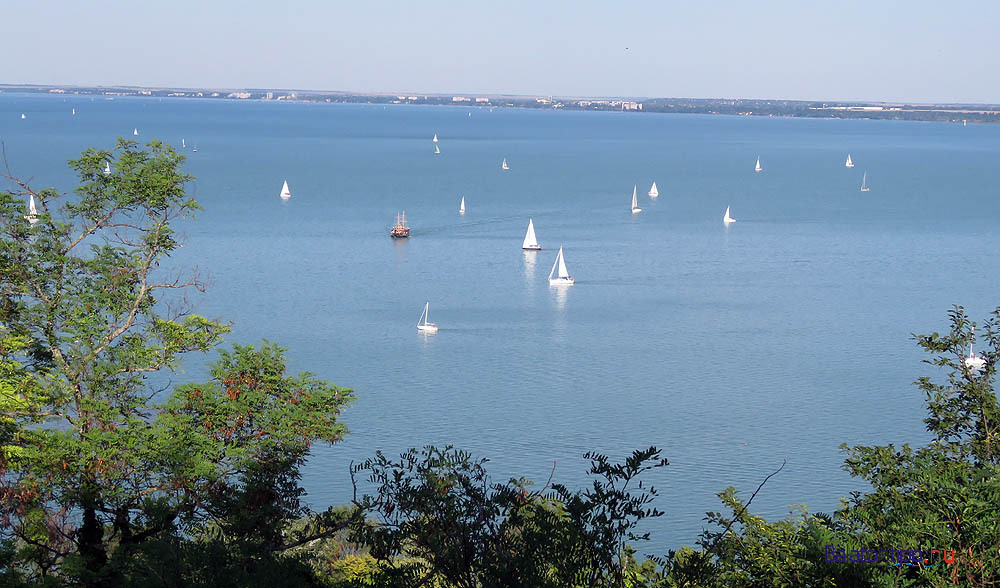 Vitorlások a Balatonon a Veszprém-Alsóörs közötti vasúti szárnyvonal almádi szakaszáról