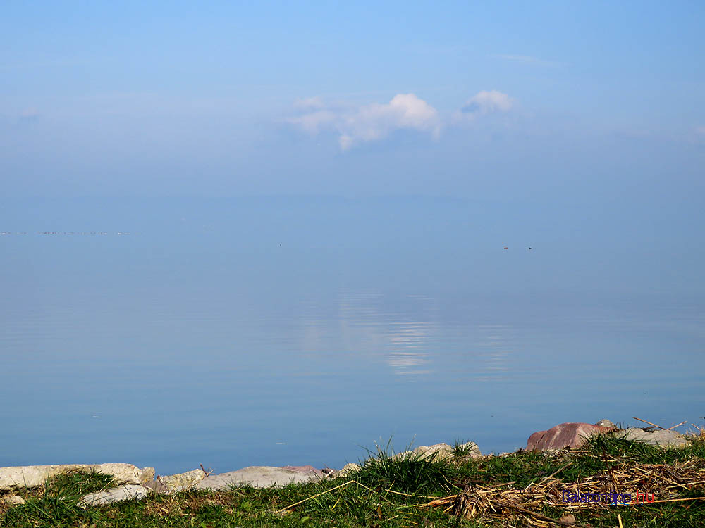 Az erős napsütésben a tiszta felső légréteg és a víz felett kialakult pára miatt a Balaton teljesen tengeri hangulatot mutatott az éppen csak sejthető túlsó parttal - Balatonszemes, Berzsenyi utca