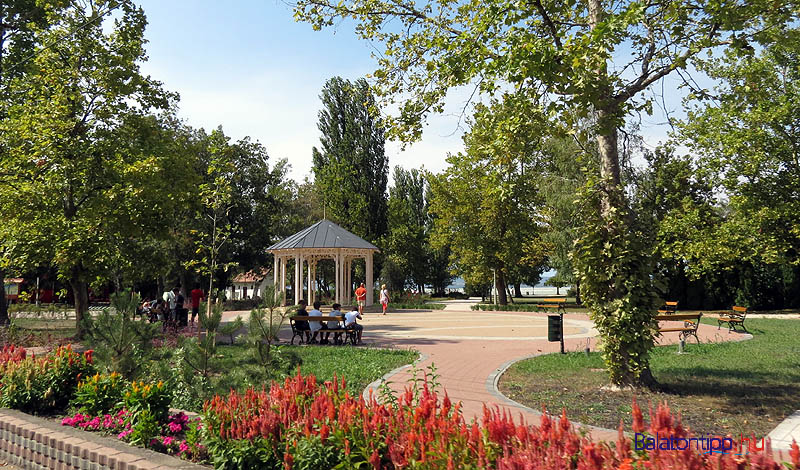 Balatonszárszói park a Balaton-parton zenepavilonnal