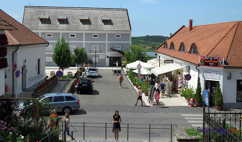 A falu főtere, a Mádl Ferenc tér, háttérben a Németh László Művelődési Házzal