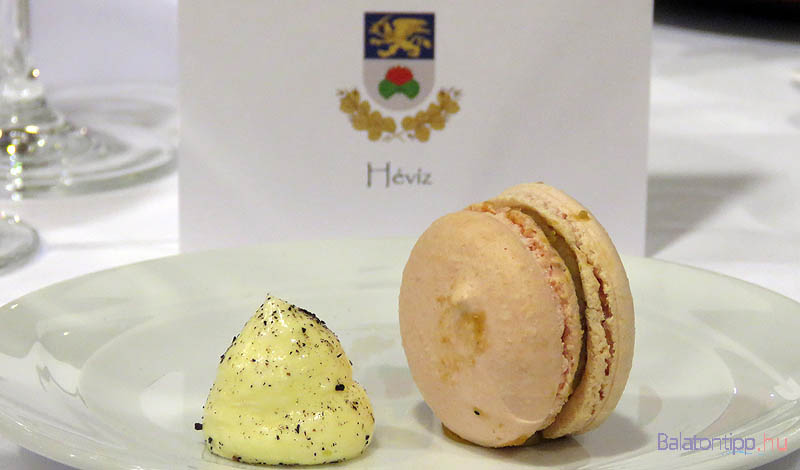 Amuse bouche, avagy elő-előétel: fűszervaj kenyérrel és kacsamáj macaron (mandulás csók)