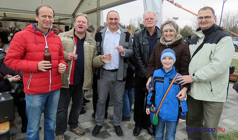 Péter Károly polgármester (középen) és vidám társasága is bizonyítja a jó hangulatot