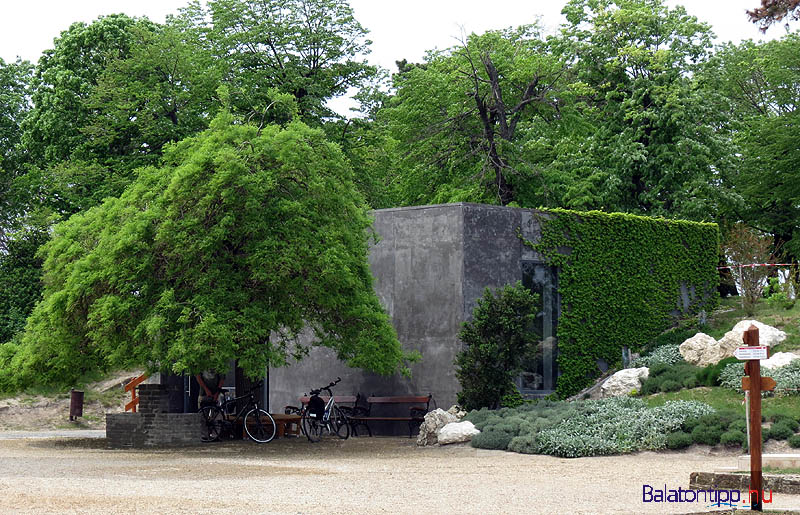 A Porta Pacis - a Béke Kapuja - az apátsági látogatóközpont sziklába vájt épülete