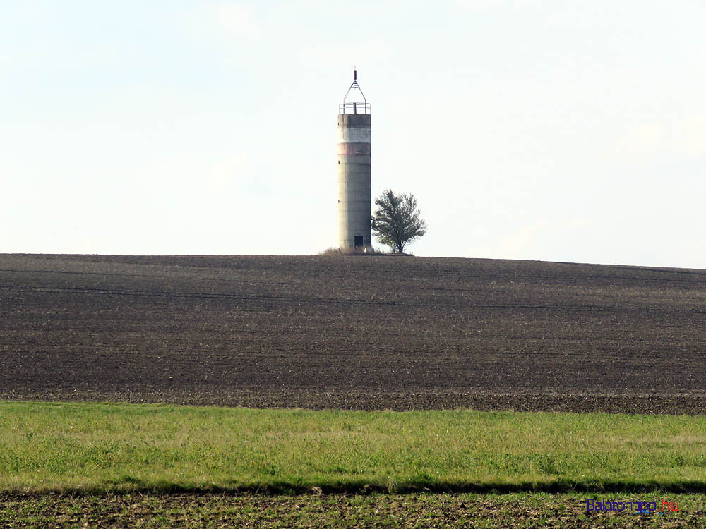 Ráadásként egy kép már a parti hegyek másik oldaláról - Geodéziai-torony a Balatonkenese melletti Séra-hegyről