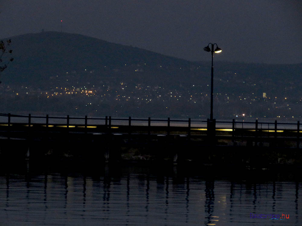 Balatonfüredi látkép előtérben a tihanyi mólóval - a Holdnak már 10 perce fel kellett volna kelni, de még nyoma sem volt sehol