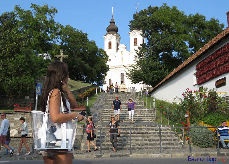 A főtérről a templomhoz vezető lépcső
