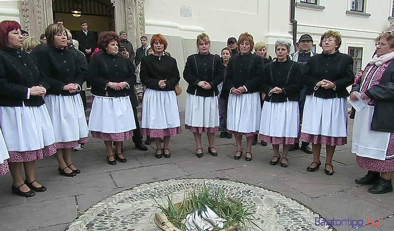 A Tihanyi Asszonykórus a templom előtt a gardákkal