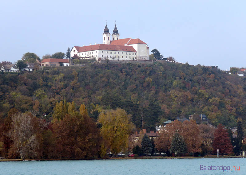 A Tihanyi Bencés Apátság a vízről