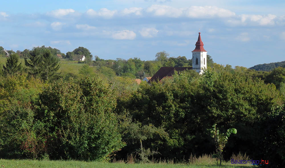 Vászoly dombok és lombok a katolikus templommal