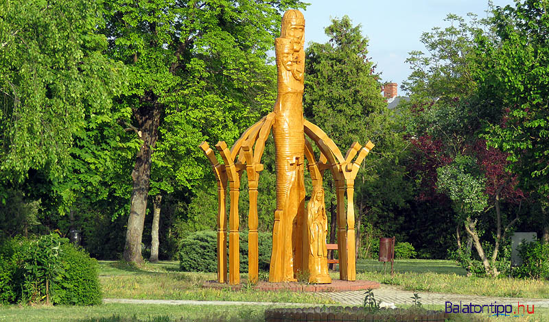 Szent István szobor a Kossuth utca melletti parkban Vonyarcvashegyen
