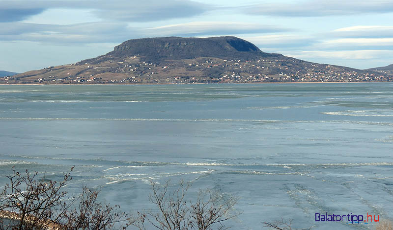 A Badacsony és a befagyott Balaton